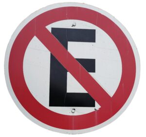 Spanish E road sign that means parking there is prohibited.